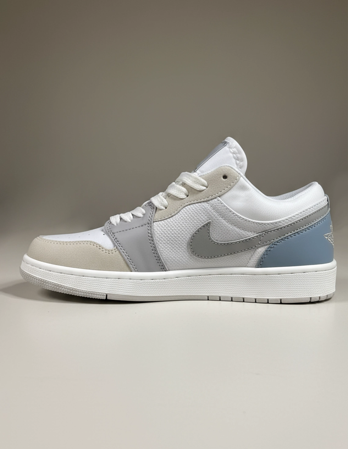 کفش روزانه زنانه نایکی Air Jordan 1 Low LX W
